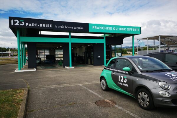 centre-123-pare-brise-macon-facade Photo de la façade du centre 123 Pare-Brise de Mâcon avec une voiture de prêt