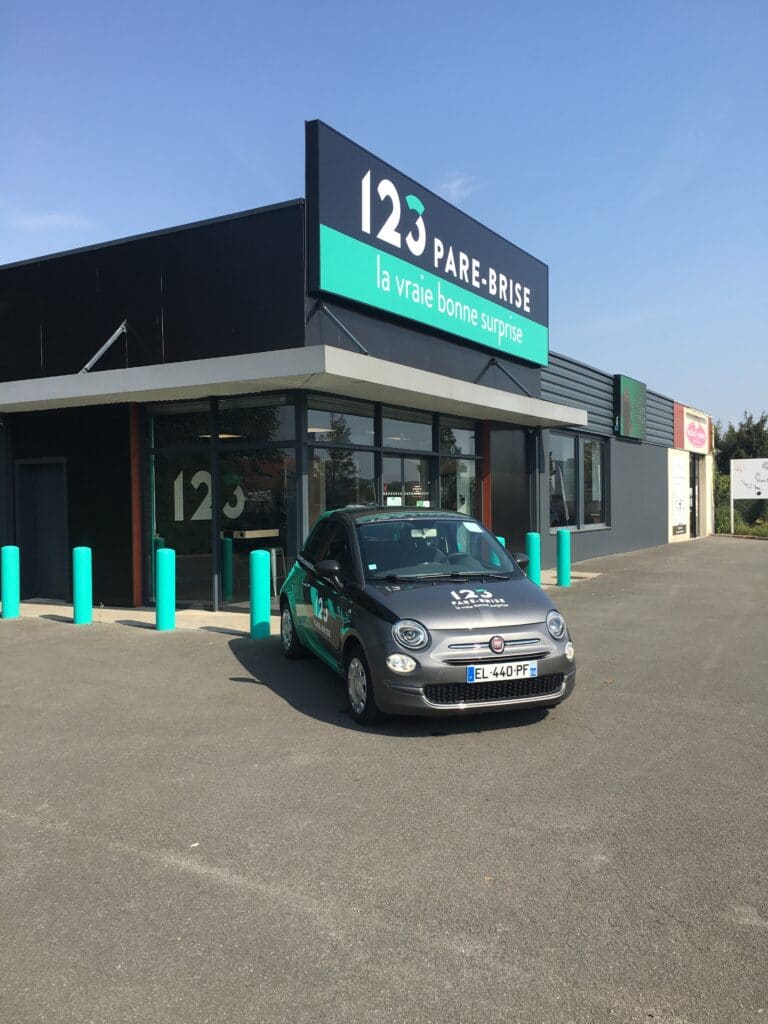 123PareBrise-Arras-vehicule-de-pret Véhicule de prêt devant l'agence 123 Pare-Brise Arras