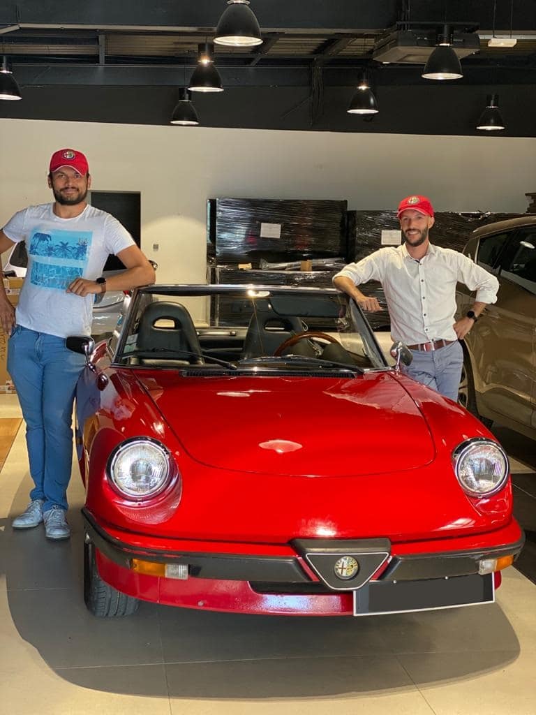 123PareBrise-Belfort-alfa-romeo-spider-commerciaux Alpha Romeo Spider dans l'atelier 123 Pare-Brise Belfort avec deux commerciaux