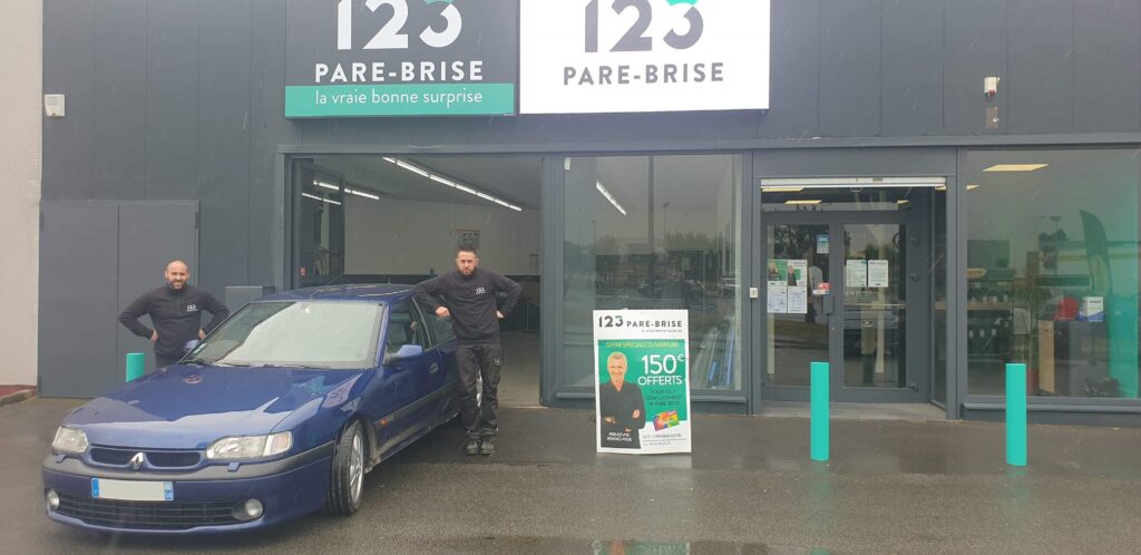 123PareBrise-Cambrai-Renault-Safrane-gt Intervention de remplacement de pare-brise sur une Renault Safrane GT devant le centre 123 Pare-Brise Cambrai
