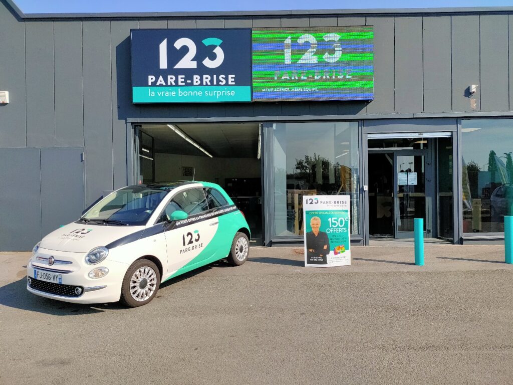 123PareBrise-Cambrai-vehicule-de-pret Véhicule de prêt devant l'agence 123 Pare-Brise Cambrai