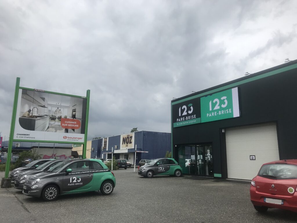 123PareBrise-Chambery-exterieur Extérieur et parking de l'agence 123 Pare-Brise Chambéry