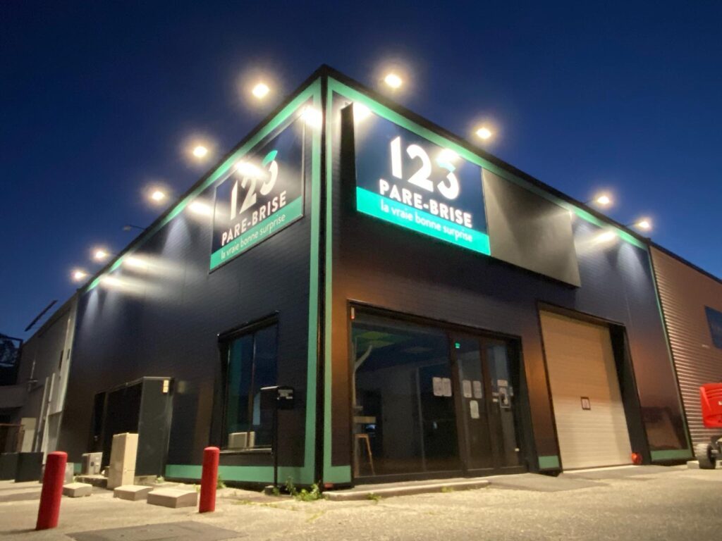 123PareBrise-Chambery-exterieur-nuit Façade éclairée du centre 123 Pare-Brise Chambéry