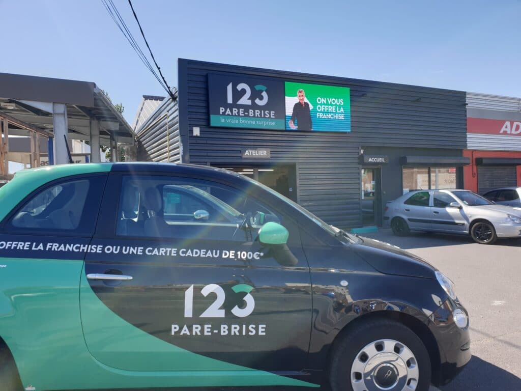 123PareBrise-Lens-vehicule-de-pret Véhicule de prêt de profil devant le centre 123 Pare-Brise Lens