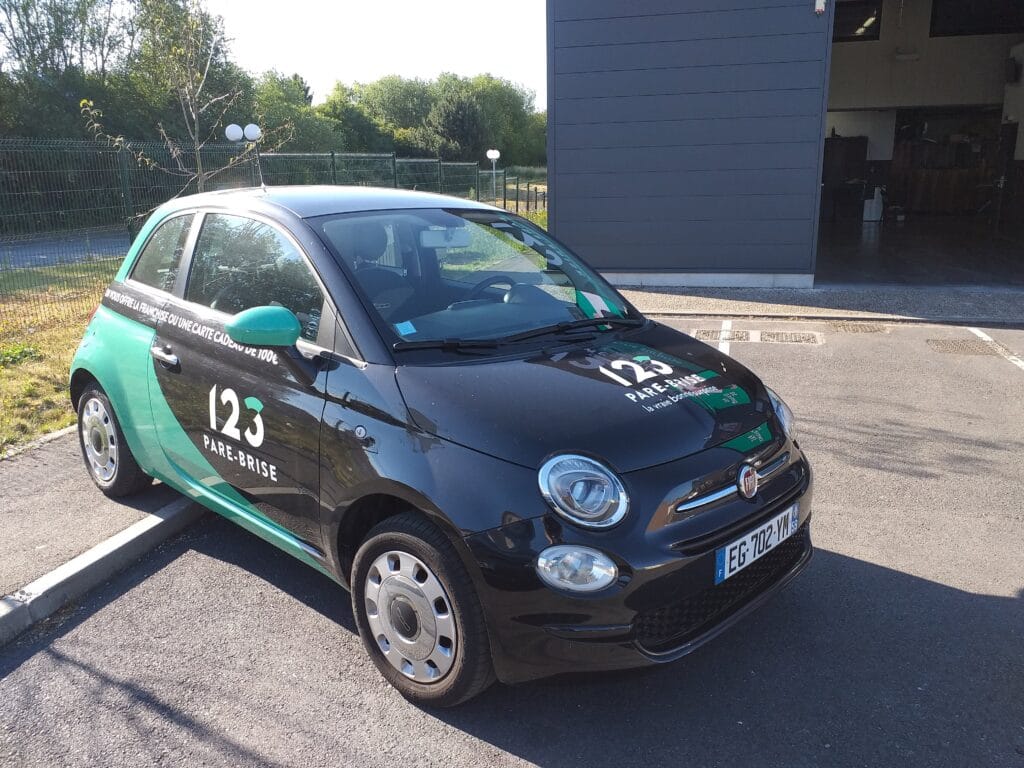 123PareBrise-Lievin-vehicule-de-pret Véhicule de prêt devant le centre 123 Pare-Brise Liévin
