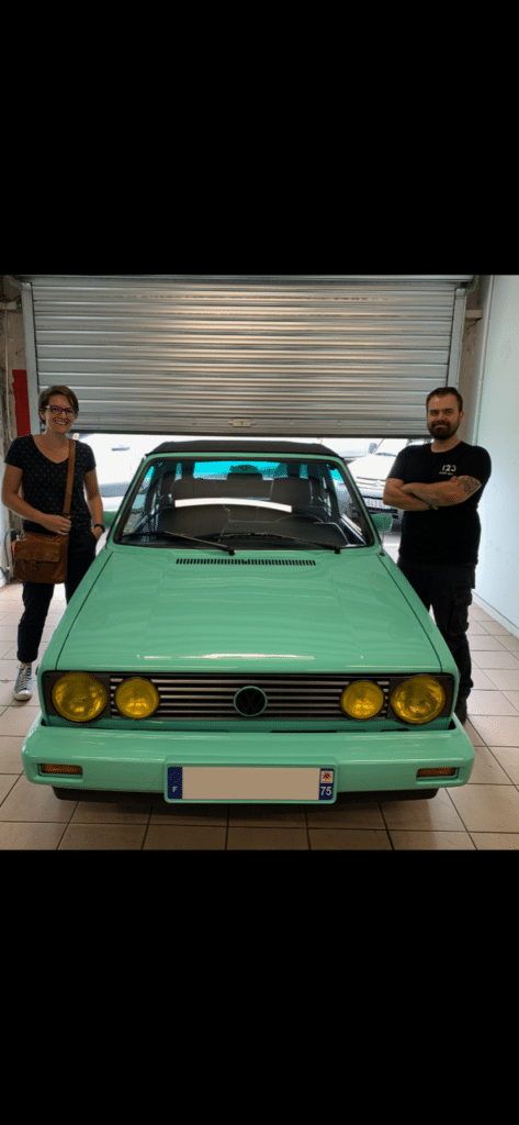 123PareBrise-Lomme-golf-1-cabriolet Intervention sur une Golf 1 cabriolet verte avec notre technicien Julien et une cliente satisfaite au centre 123 Pare-Brise Lomme