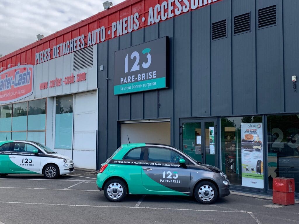 123PareBrise-Lomme-vehicule-de-pret Deux véhicules de prêt devant l'agence 123 Pare-Brise Lomme et à côté de Carter Cash