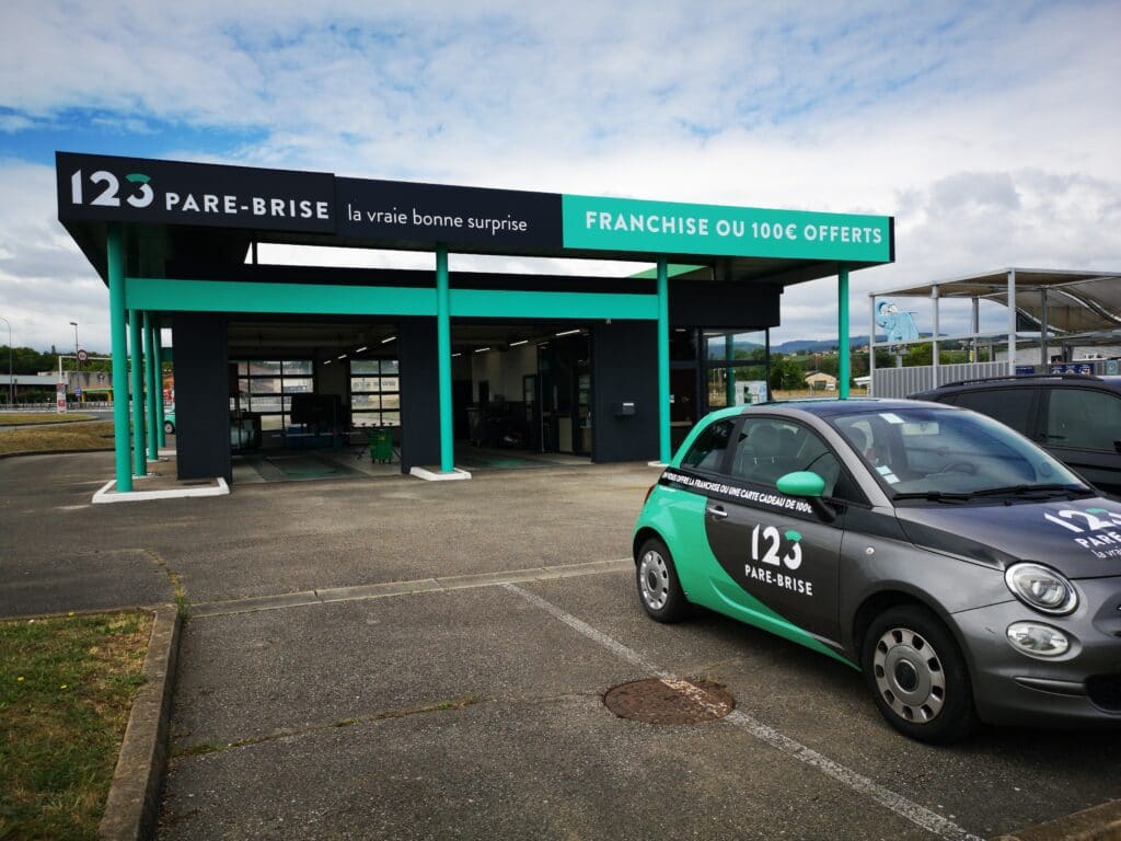 123PareBrise-Macon-exterieur-elephant-bleu Extérieur de l'agence 123 Pare-Brise Mâcon juste à côté de l'éléphant bleu