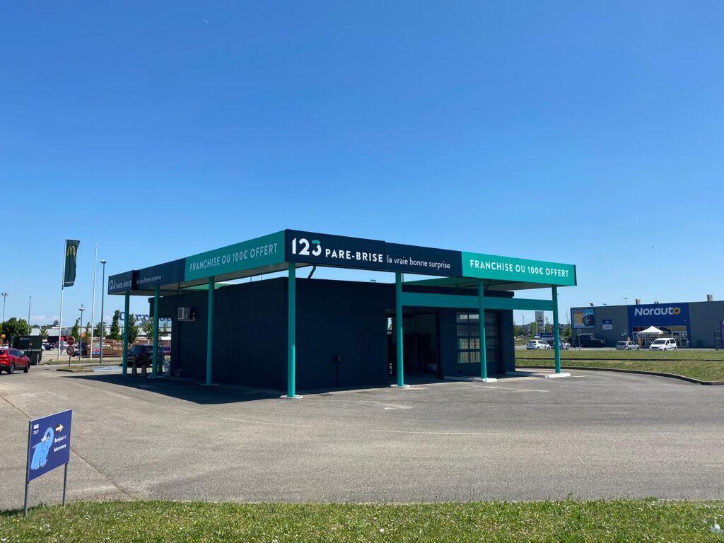 123PareBrise-Macon-exterieur-norauto Façade du centre 123 Pare-Brise Mâcon à côté de Norauto