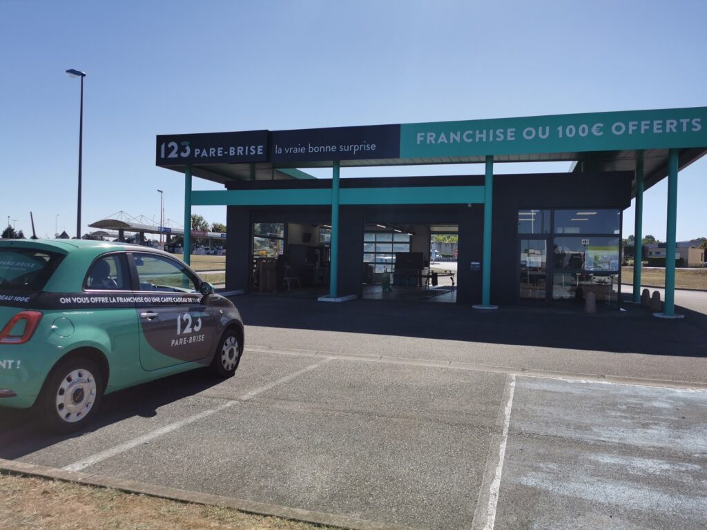 123PareBrise-Macon-vehicule-de-pret Véhicule de prêt devant l'agence 123 Pare-Brise Mâcon