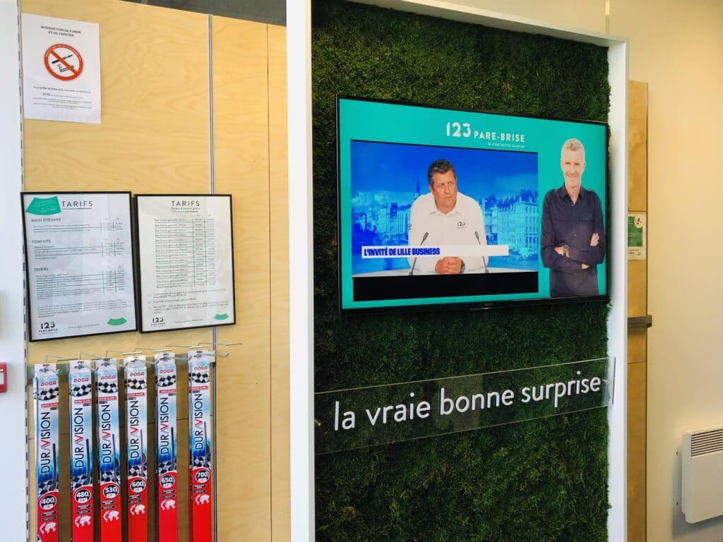 123PareBrise-Marcq-en-Barœul-mur-vegetal Mur végétal avec télévision au centre 123 Pare-Brise Marcq-en-Barœul
