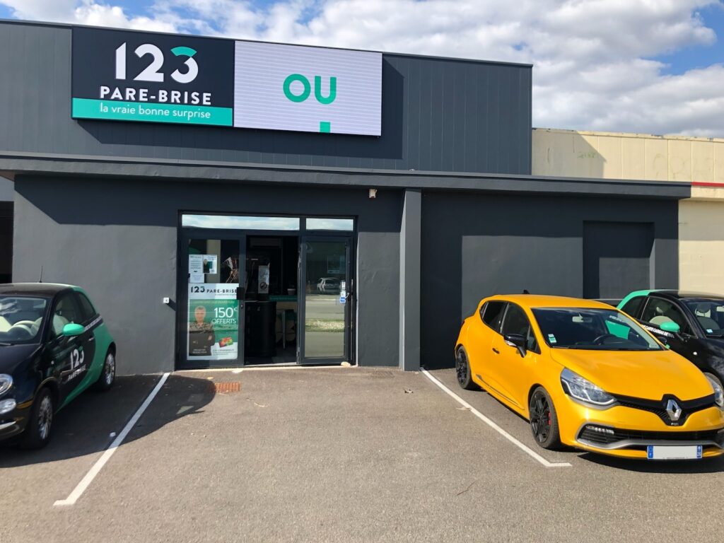 123PareBrise-Montelimar-clio-rs Clio RS devant le centre 123 Pare-Brise Montélimar