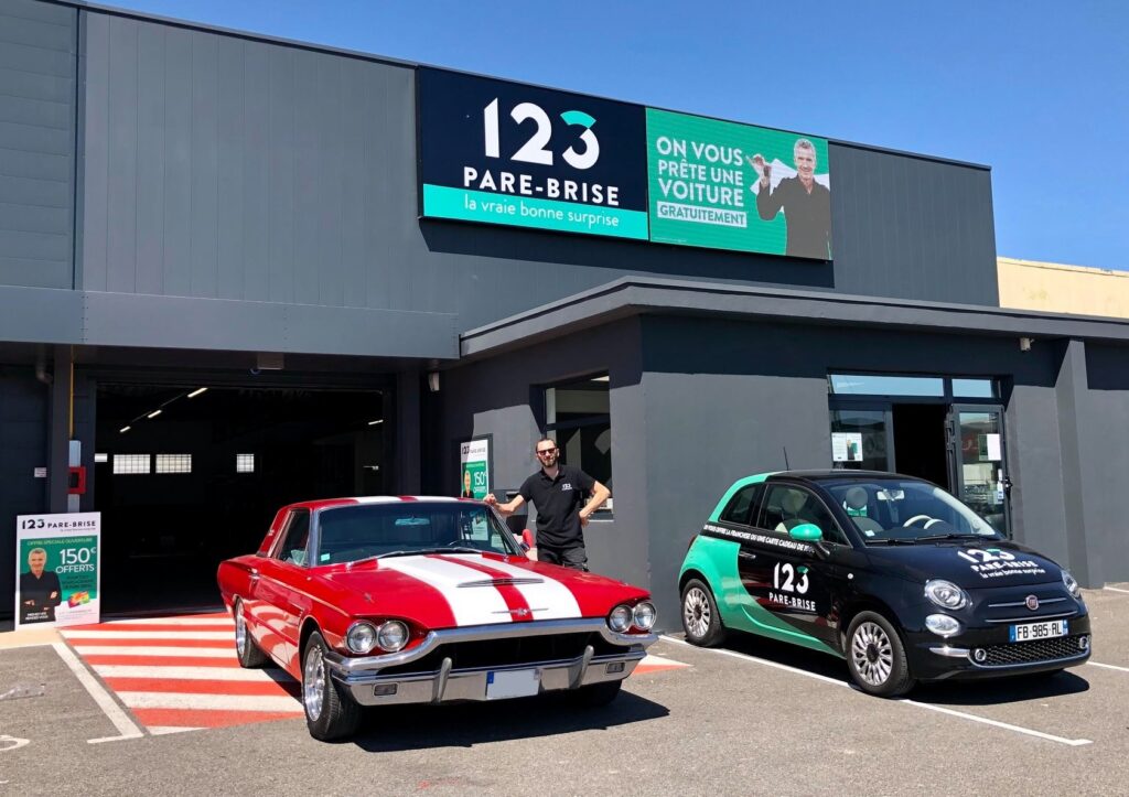 123PareBrise-Montelimar-ford-divers Ford Divers et le technicien Jérôme devant l'agence 123 Pare-Brise Montélimar