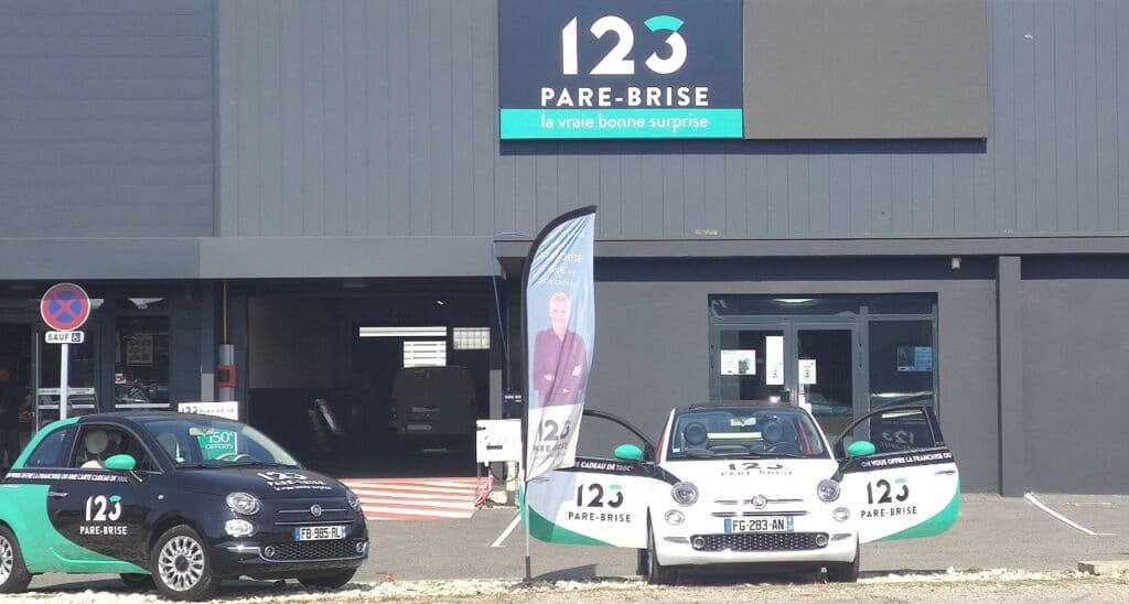 123PareBrise-Montelimar-vehicule-de-courtoisie Véhicule de courtoisie devant l'agence 123 Pare-Brise Montélimar