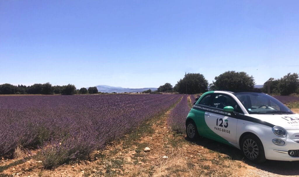 123PareBrise-Montelimar-vehicule-de-pret-champ-de-lavande Fiat 500 floquée 123 Pare-Brise dans un champ de lavade