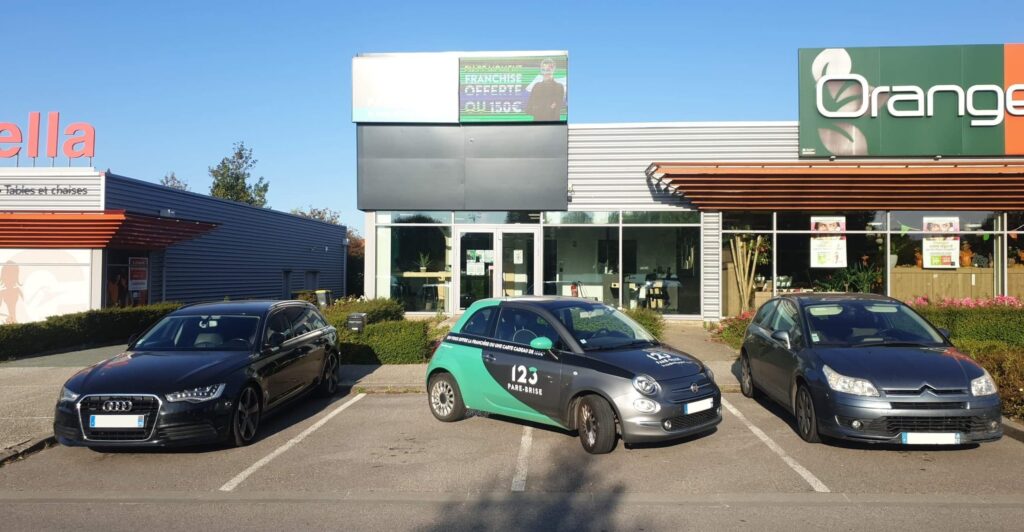 123PareBrise-Saint-Omer-vehicule-de-pret Véhicule de prêt devant le centre 123 Pare-Brise Saint-Omer
