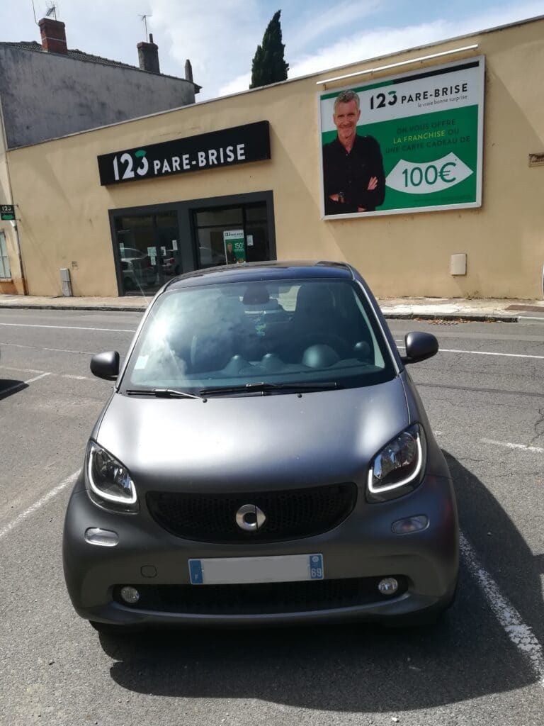 123PareBrise-Vienne-smart-fortwo Smart Fortwo devant l'agence 123 Pare-Brise Vienne