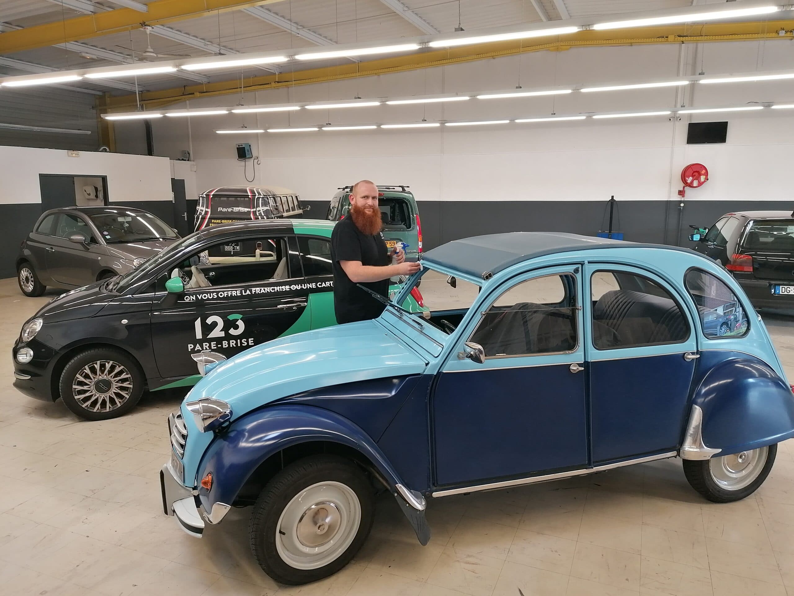 Remplacement de pare-brise sur une 2cv dans l'atelier 123 Pare-Brise Villeneuve d'Ascq