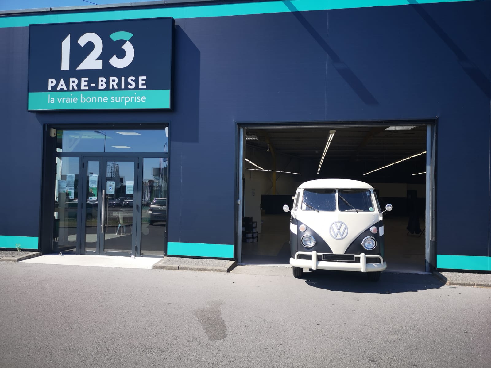 Volkswagen T1 devant l'agence 123 Pare-Brise Villeneuve d'Ascq