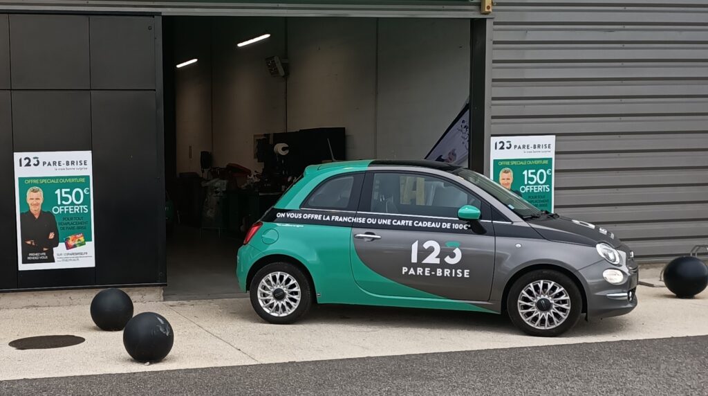 123PareBrise-soyons-vehicule-de-pret Véhicule de prêt devant le centre 123 Pare-Brise Soyons