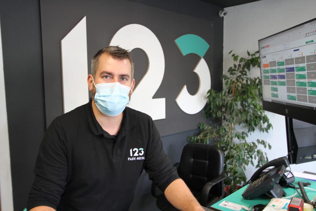 123PareBrise-Lens-accueil-joffrey Chef de centre Joffrey à l'accueil du centre 123 Pare-Brise Lens