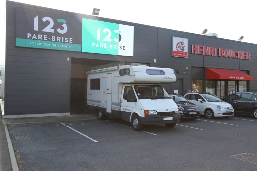 123PareBrise-Lievin-camping-car camping car devant le centre 123 Pare-Brise Liévin