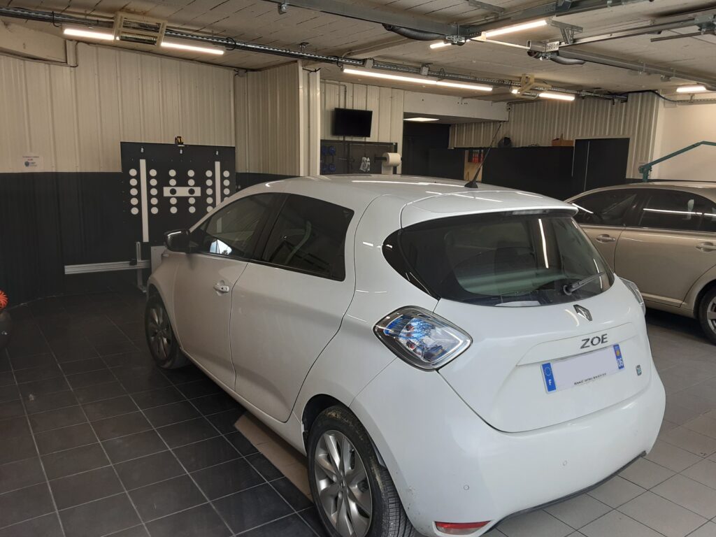 123PareBrise-Voiron-calibrage-camera-adas Intervention de calibrage de caméra ADAS sur une Renault Zoé au centre 123 Pare-Brise Voiron