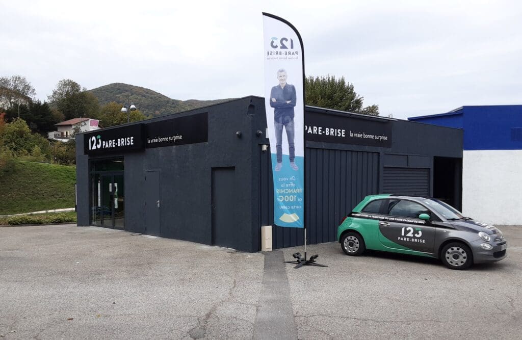 123PareBrise-Voiron-vehicule-de-pret Véhicule de prêt devant le centre 123 Pare-Brise Voiron