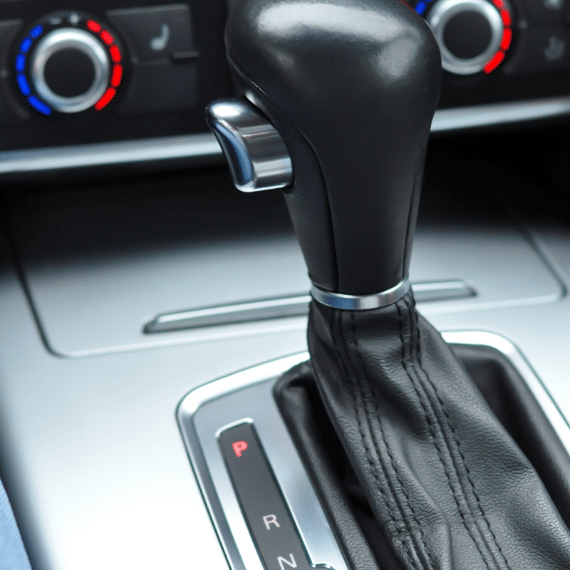 Boite automatique d'une voiture en gros plan.