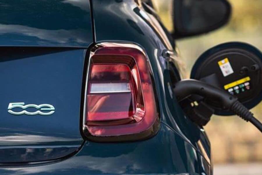Fiat 500 Prima tout électrique en charge à une borne.