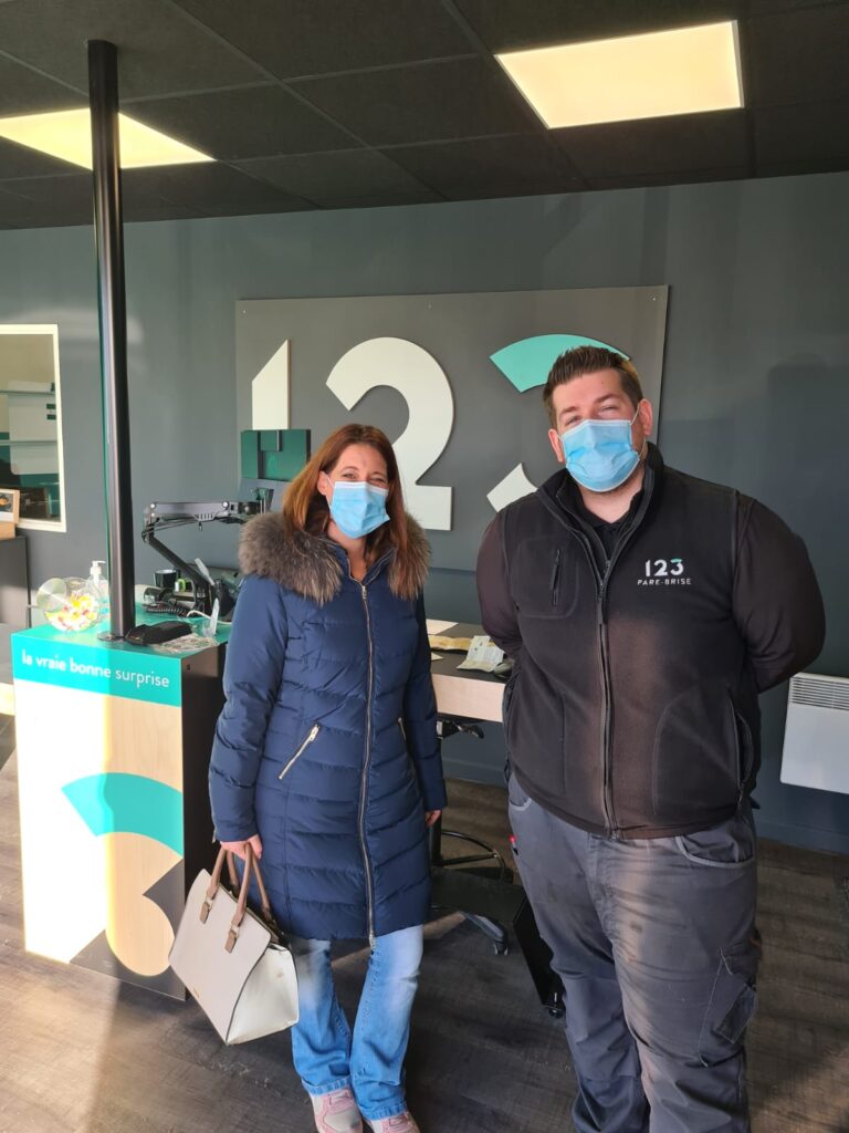 123parebrise-evreux-cliente-satisfaite Cliente satisfaite dans l'agence 123 Pare-Brise Evreux