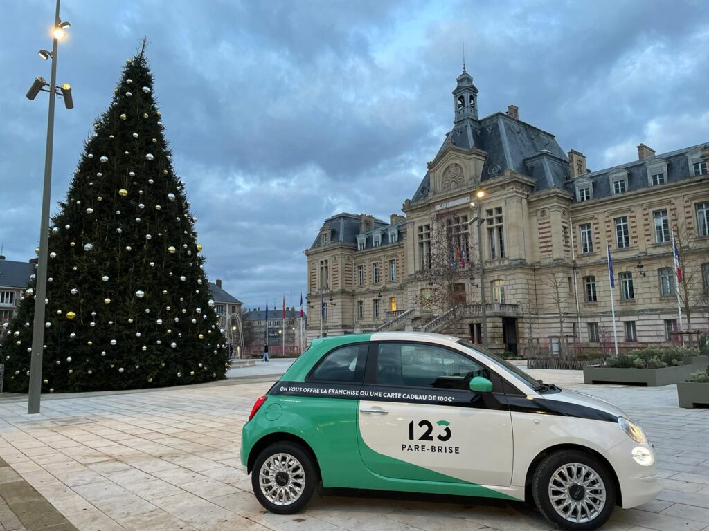 123parebrise-evreux-vehicule-de-pret Véhicule de prêt 123 Pare-Brise devant la mairie d'Evreux
