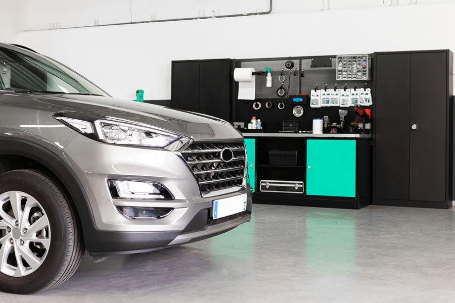 Une voiture dans un atelier 123 Pare-Brise.