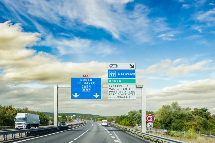 Qui fabrique les panneaux autoroutiers ?
