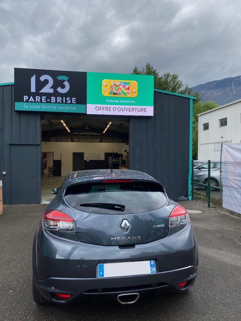 123parebrise-saint-egreve-renault-megane-rs Mégane RS devant le centre 123 Pare-Brise Saint-Egrève