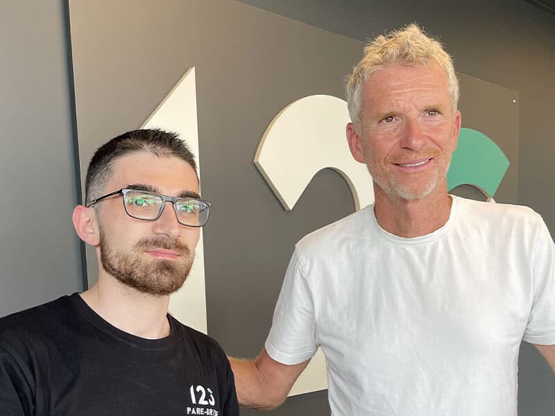 Denis Brogniart prend une photo avec notre technicien vitrage Beranger.