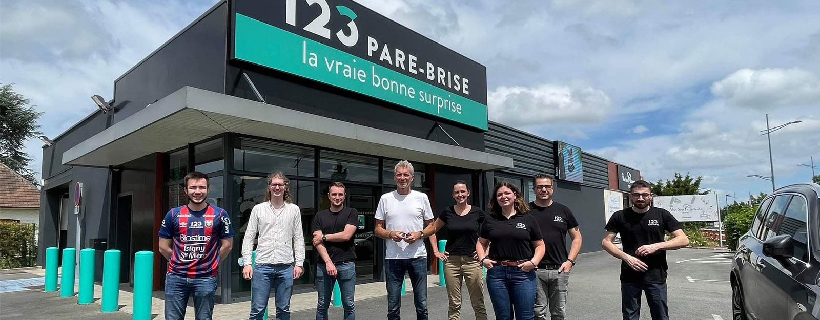 Denis Brogniart remplace son pare-brise dans notre agence à Arras.