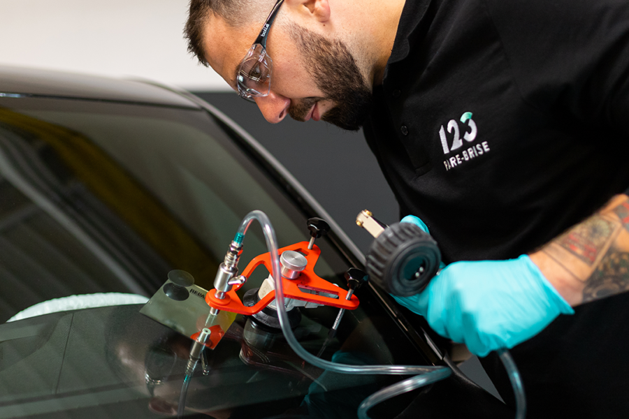 Intégrez la TechAcademy123 et formez-vous au métier de technicien vitrage au sein d'une agence 123 Pare-Brise.