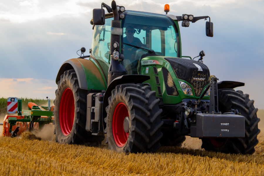 123 Pare-Brise répare et remplace tous les types de vitrages d'engins agricoles.