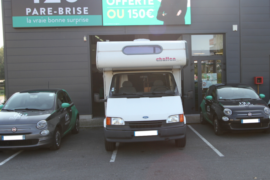 Remplacement d'un pare-brise de camping-car profilé à 123 Pare-Brise Liévin.